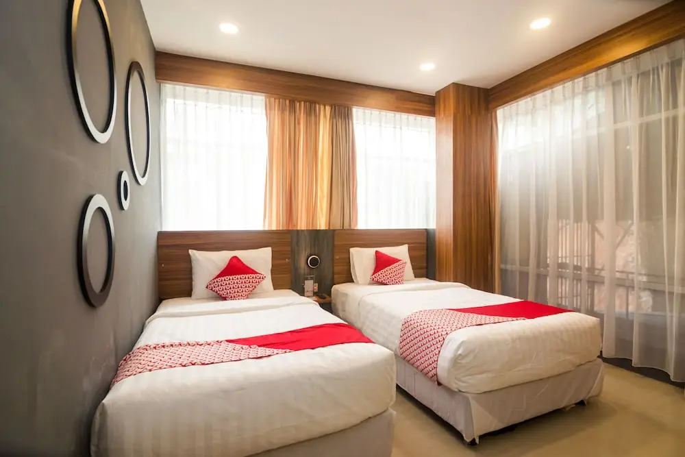 OYO 1327 Avava Inn