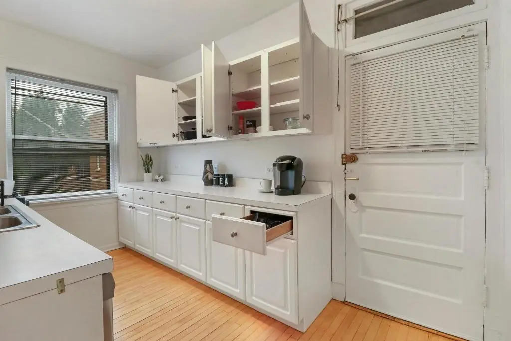 Simple and Roomy 1BR Apt in Evanston