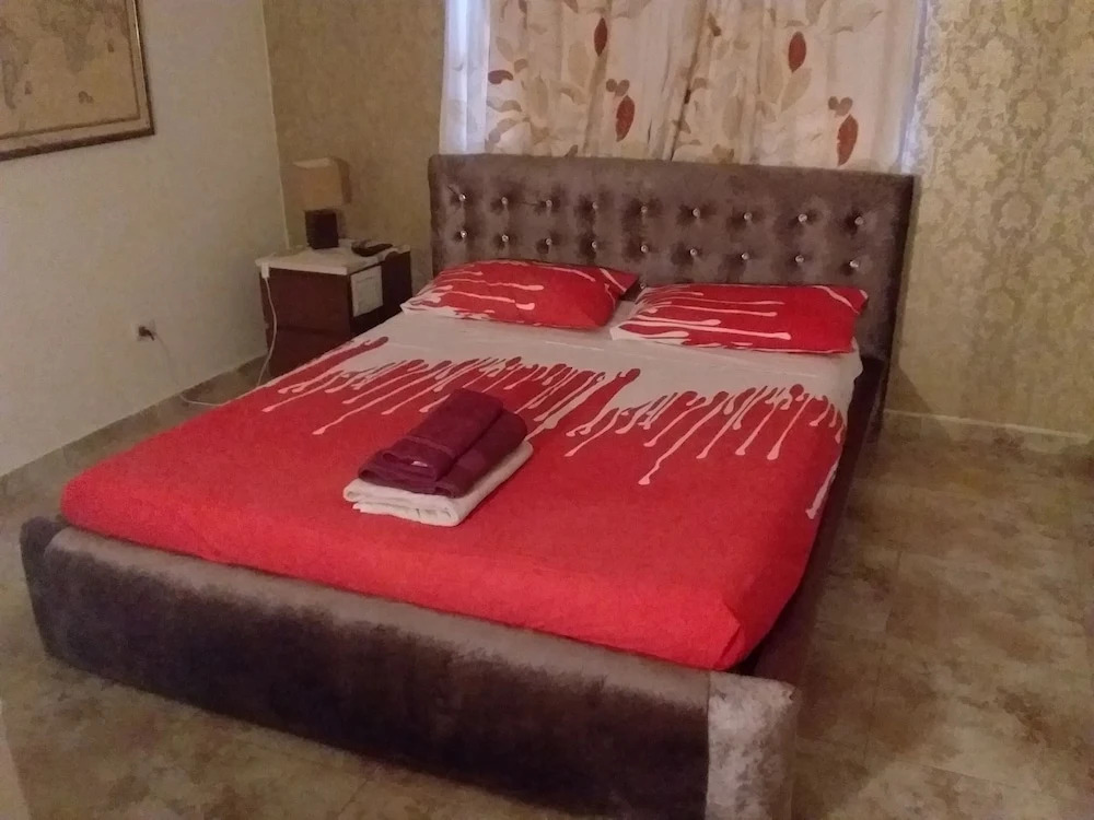 Nely y Pietro share apartment