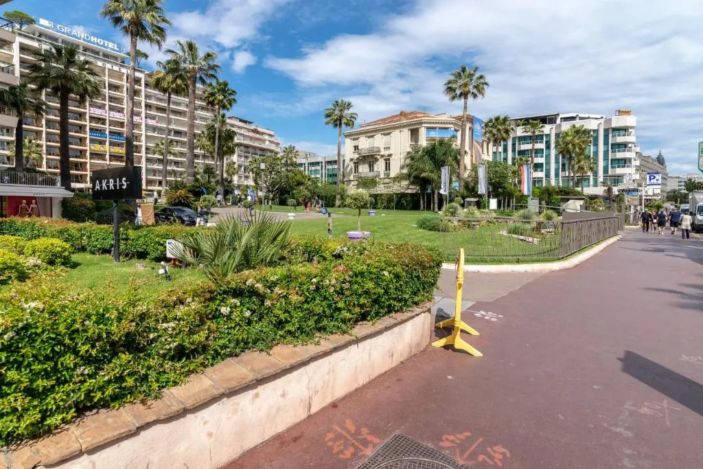 La Guitare 23 - Large Modern Studio with Balcony in Center of Cannes, Just Behind Grand Hotel