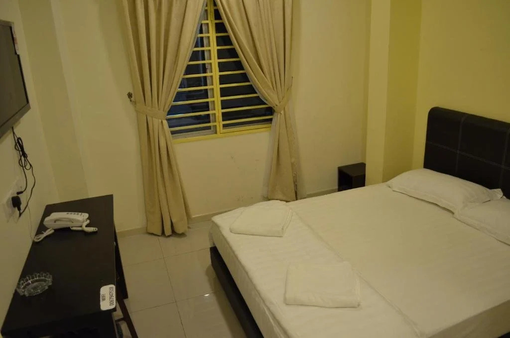 Del’s Guesthouse @ Southville Same Level with Pool fits 8