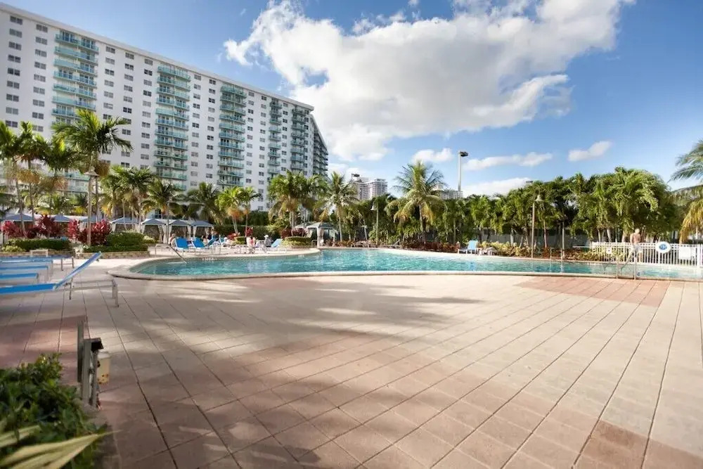 1 Bedroom + Den Bay View Apartment Or1610