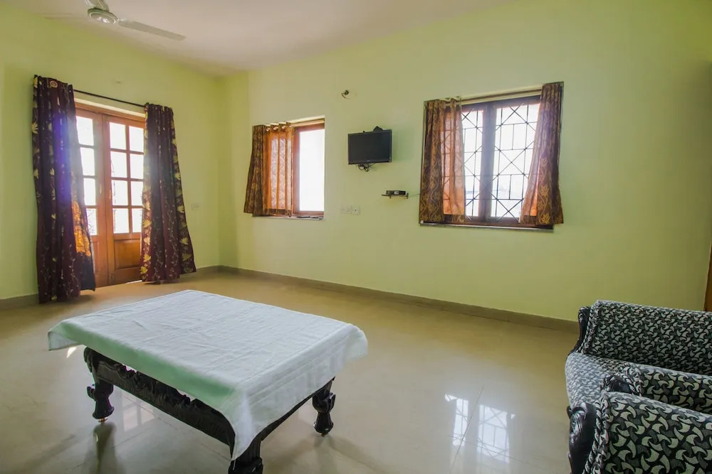 OYO 17201 Home Spacious 2BHK Miramar Beach
