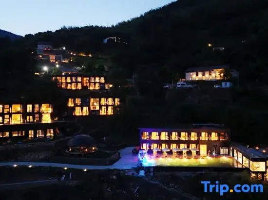 Huarong Light Stay · Tonglu