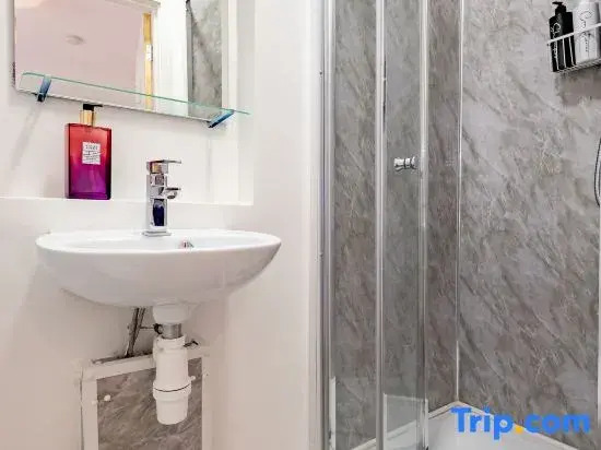 Contractor friendly 6 bed all en suite house