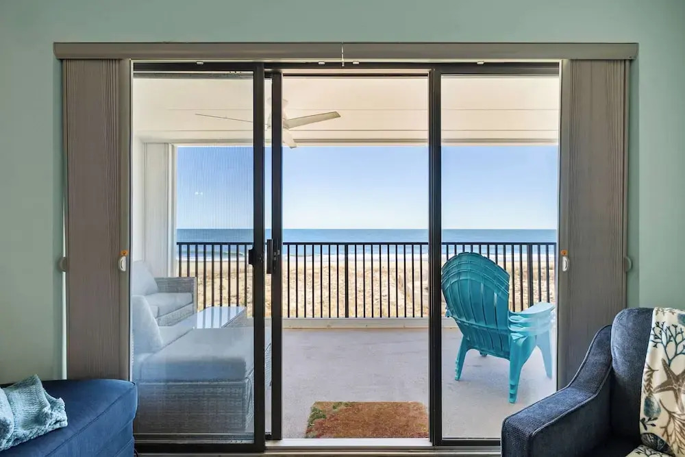 Mariner 1 3M Oceanfront 2BR Condo, Balcony Views & Modern Comfort