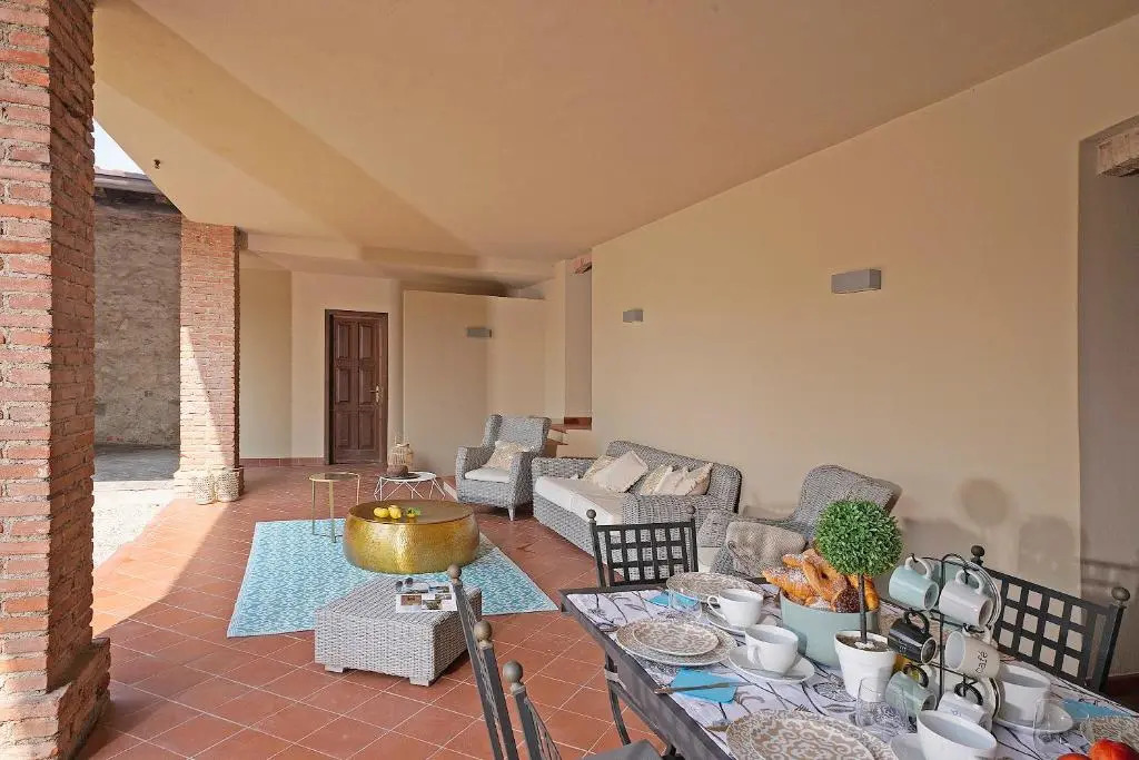 Villa Ambrogia: large country manor with private pool next to golf course
