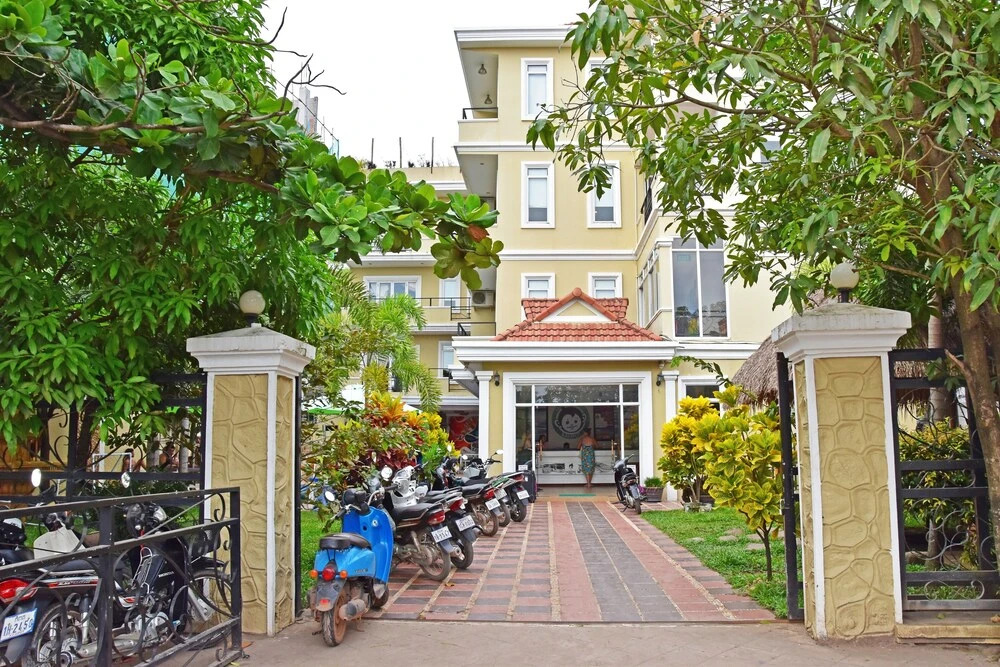 Mad Monkey Hostel Kampot