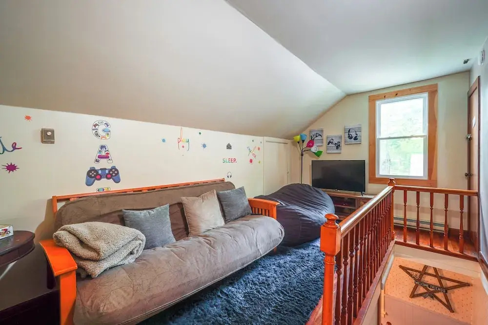 Explore the Poconos! Cozy Creekside Cabin w/ Patio