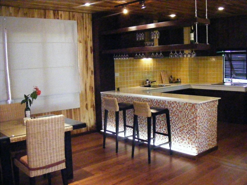 Baan Banyan Villa, wood house short walk to Mae Nam beach
