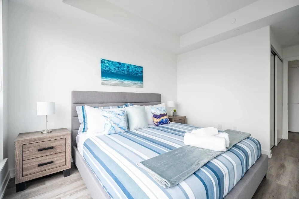 High Rise 1BR Condo w Balcony & Beautiful Views