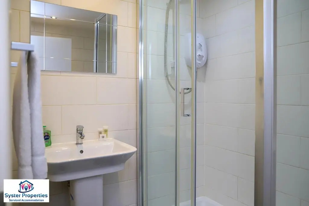 Syster Properties Serviced Accommodation Leicester 5 Bedroom House Glen View