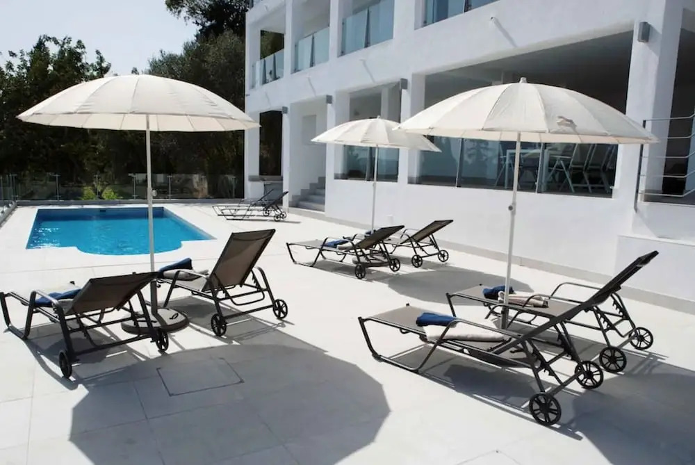 Luxury villa with heated pool for 12 to 14 people