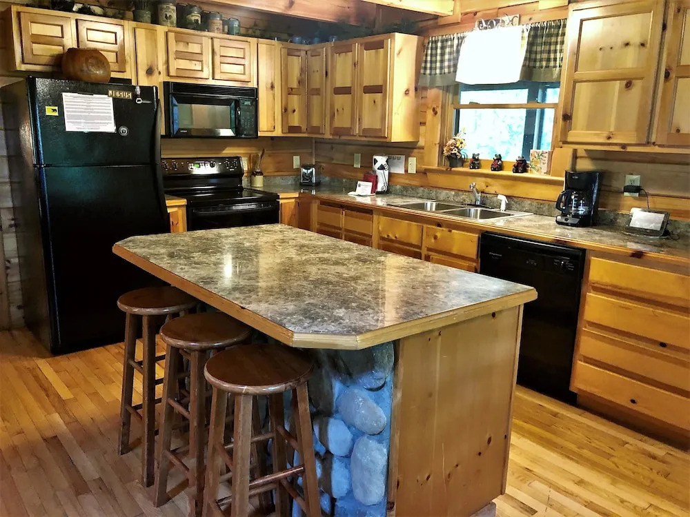 Bear Pleasures 2 Bedrooms 2 Bathrooms Cabin
