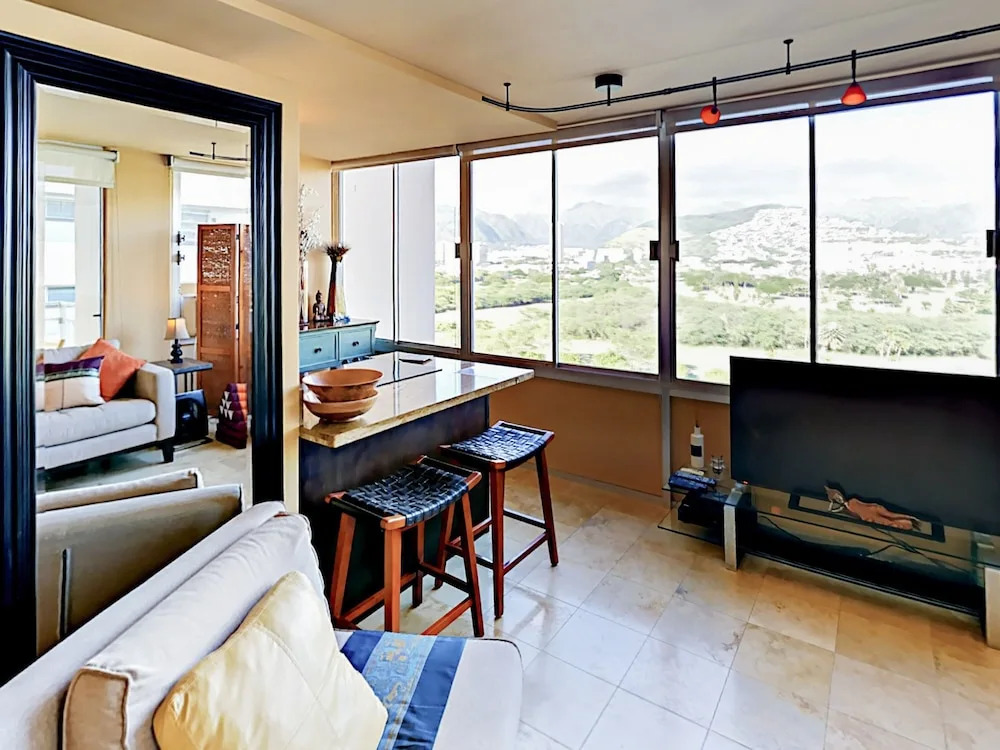 Waikiki Getaway - Studio Condo