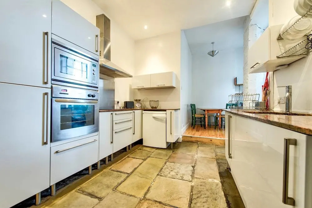 Heart of the City: St Andrew Square 2bed/2bath Apt