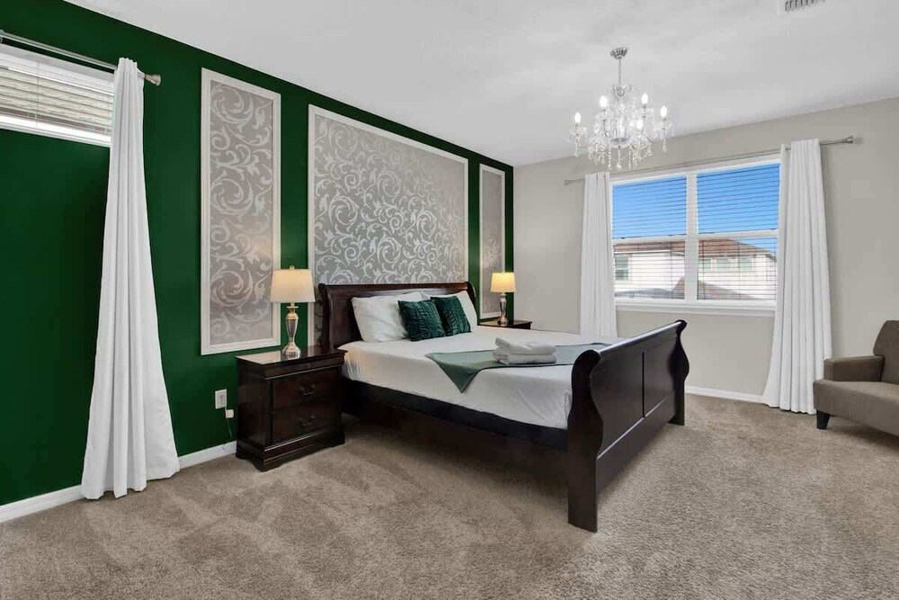 Chic 4BR With Pool, Game Room & Mickey Rooms
