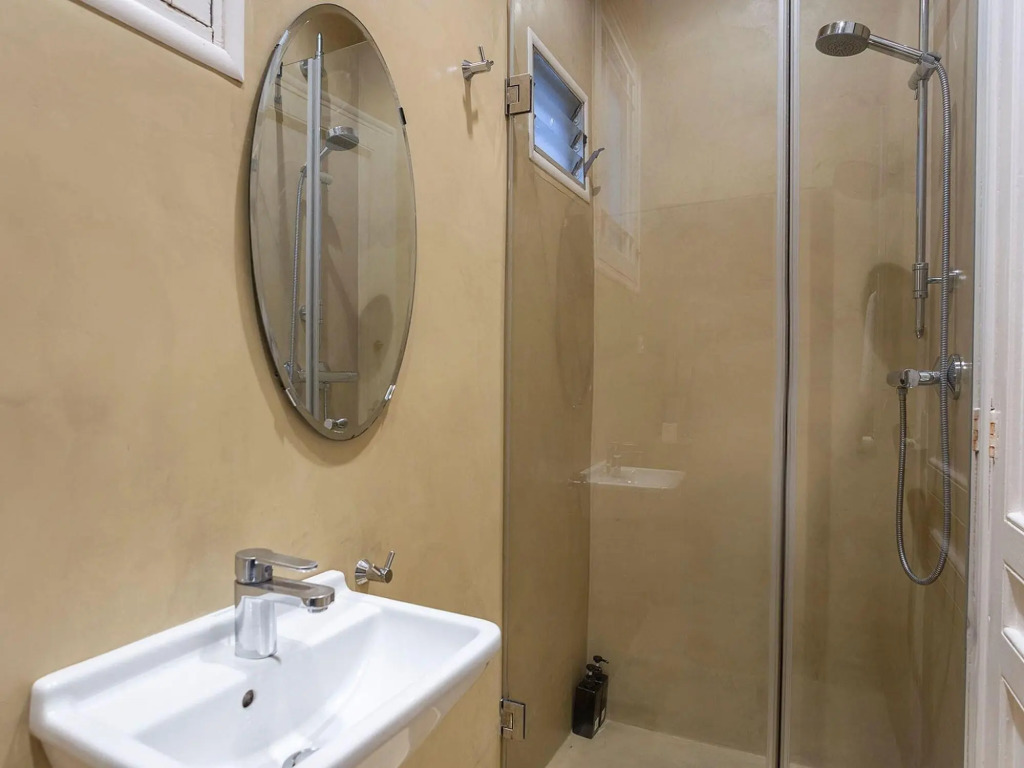 Luxurious apartment for 7 people recently renovated in the center of Barcelona