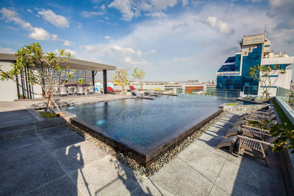 De Botan Srinakarin Hotel & Residence