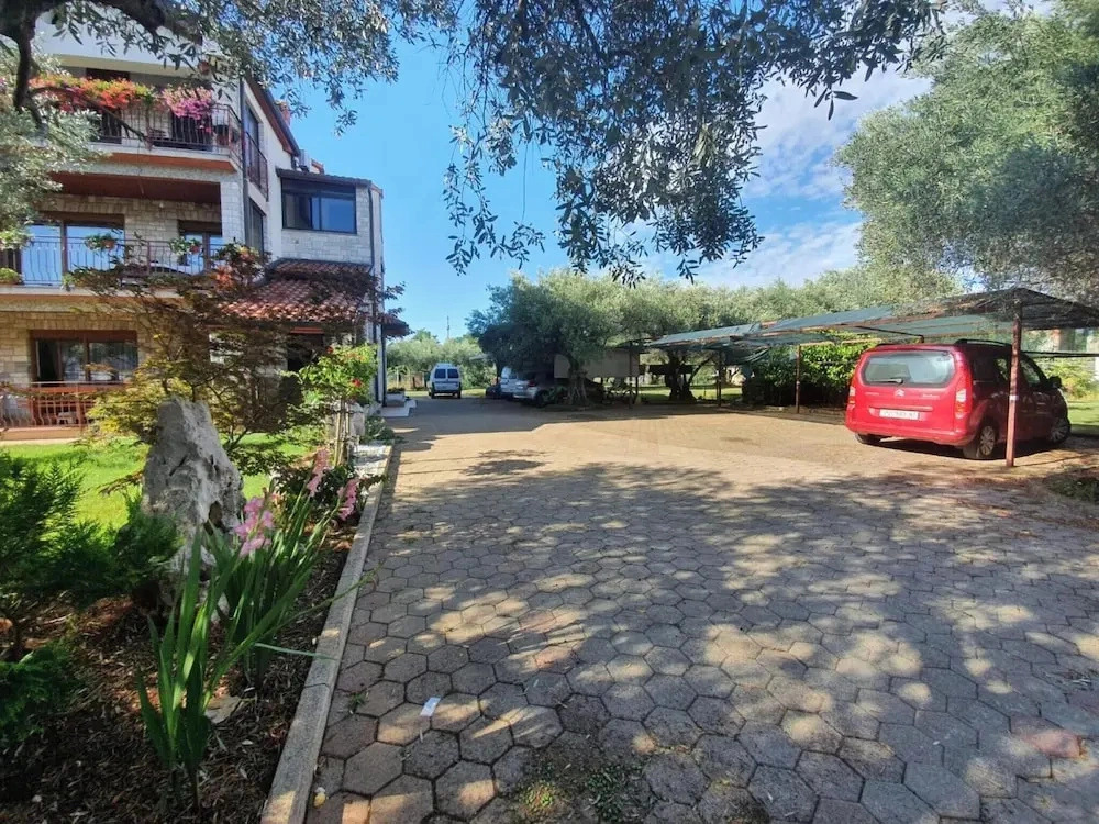 Bright Accommodation Near the sea in Zambratija