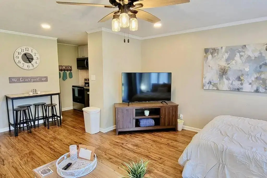 Lakeside Villa - Quite Location, walk to the Country Club
