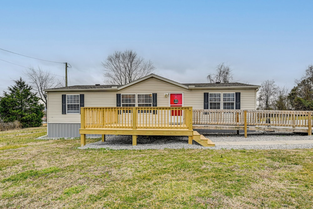 Boat, Fish, Hike & Explore: Cozy Home in Bronston