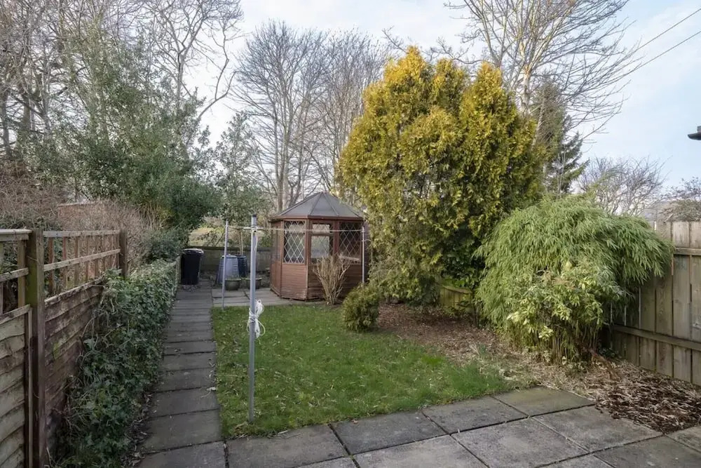 10-min to AB City Centre - Parking - Garden - Wifi
