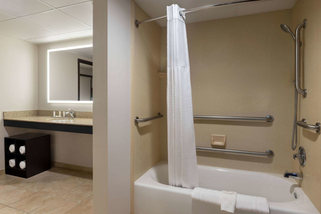 La Quinta Inn & Suites by Wyndham Lake George