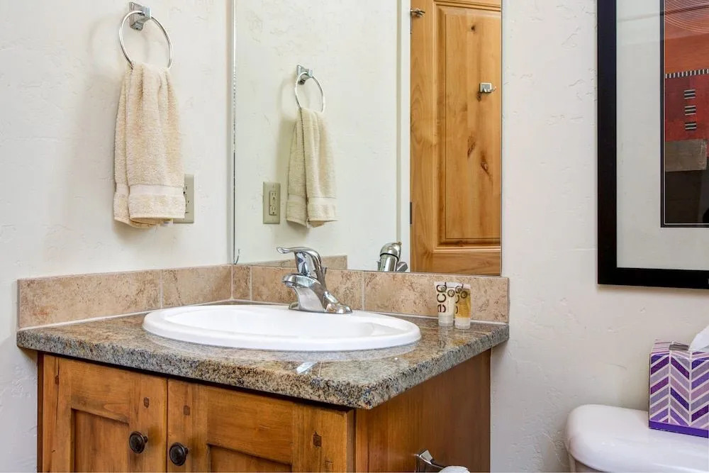 2BR Newpark Townhouse with Hot Tub by RedAwning