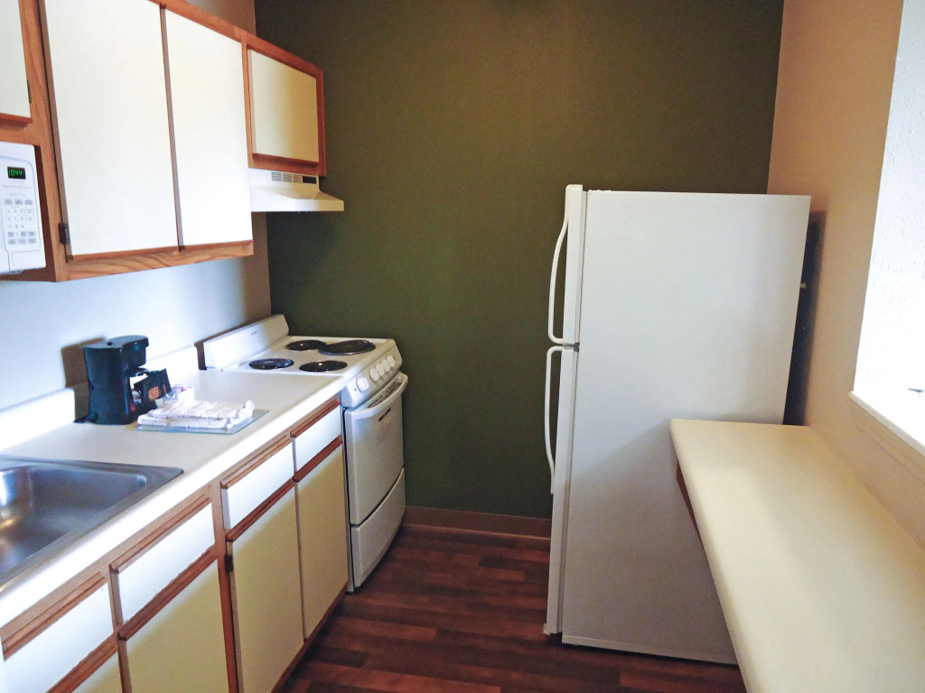 HomeTowne Studios & Suites by Red Roof Greensboro
