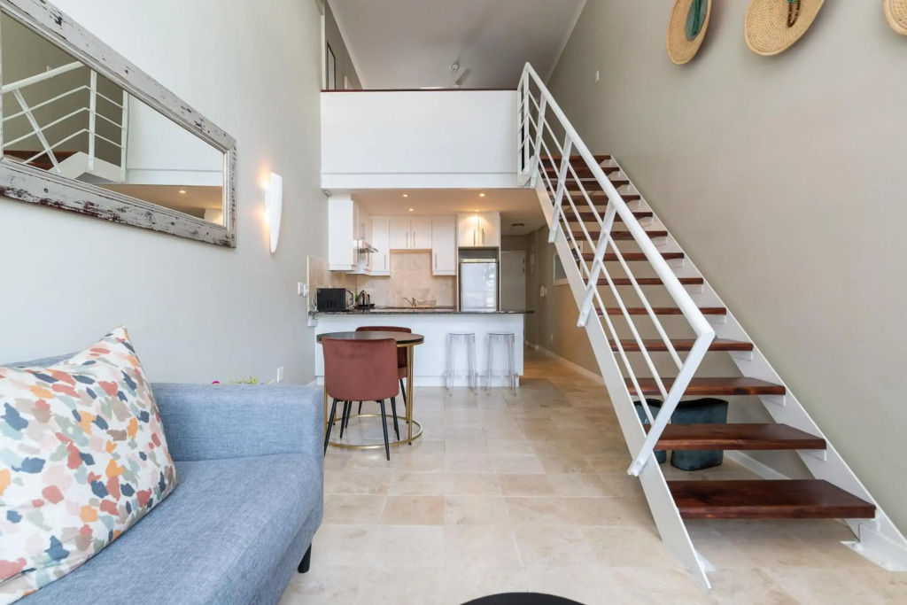 City Slicker Double Volume Loft, Magnificent Table Mountain View, close to V&A Waterfront, never any load shedding!