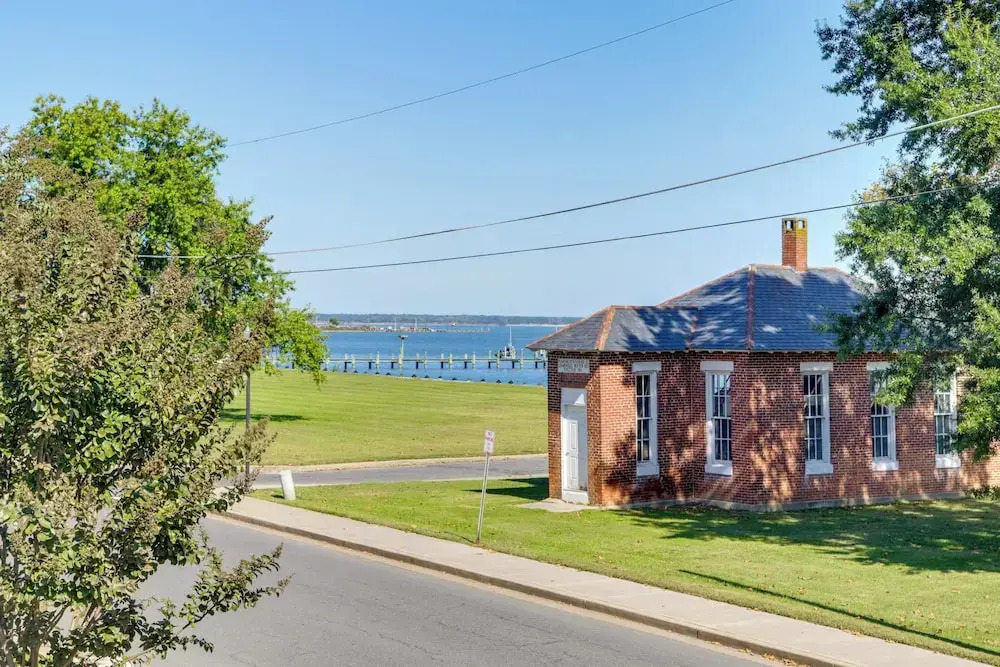 Waterfront Cambridge Cottage: Steps to Marina!