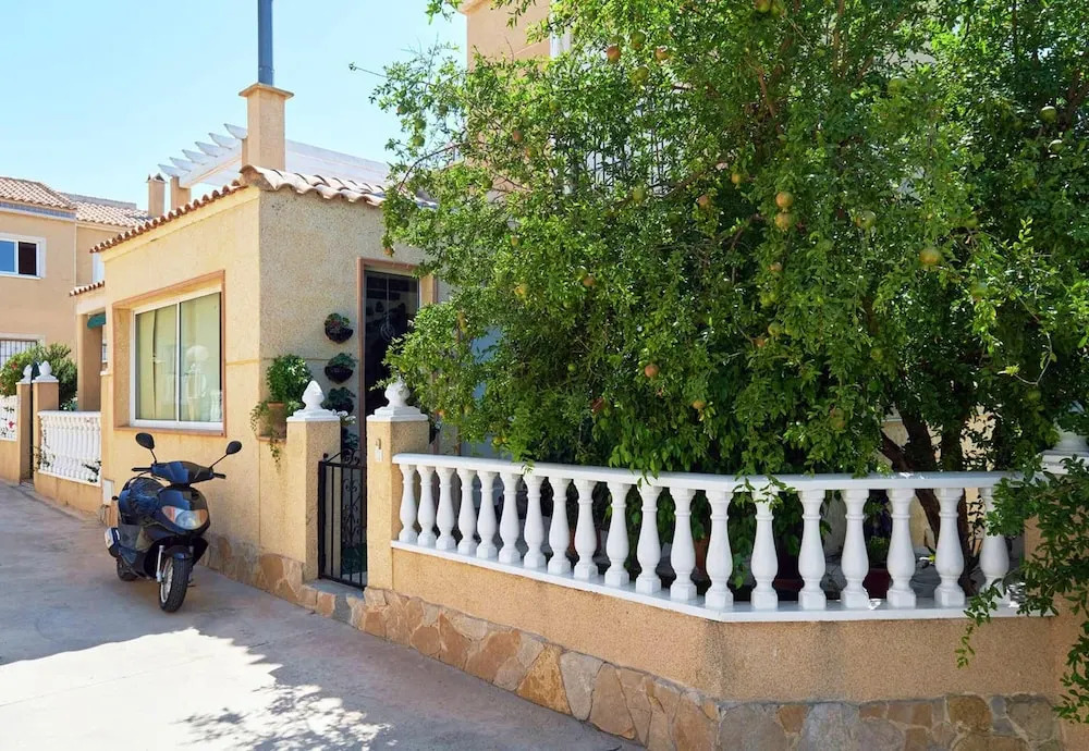Studio in Torrevieja, with Shared Pool, Enclosed Garden and Wifi Near the Beach