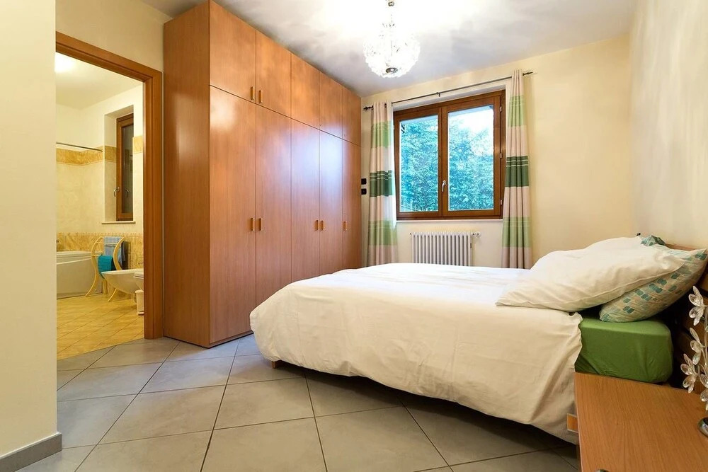 Contemporary 3 Bed Apartment With Lake Views, Wifi, Near Village