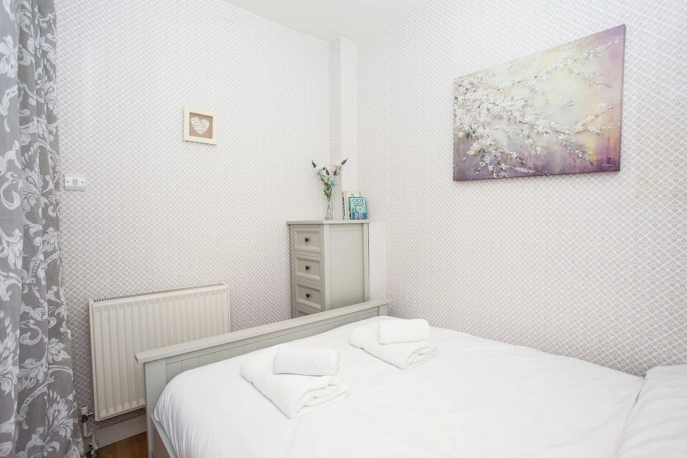1 Bedroom Garden Apartment Near Gloucester Road Station
