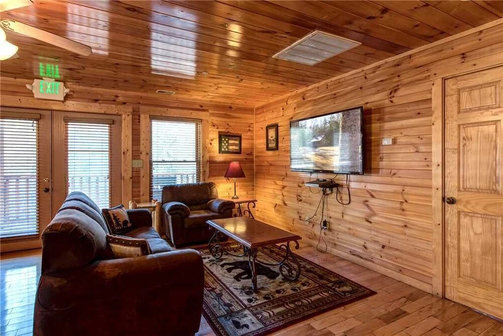 Hemlock Inn - Eight Bedroom Cabin
