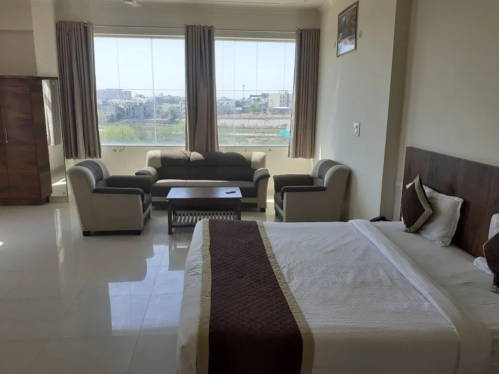 Fabhotel Shiv Palace