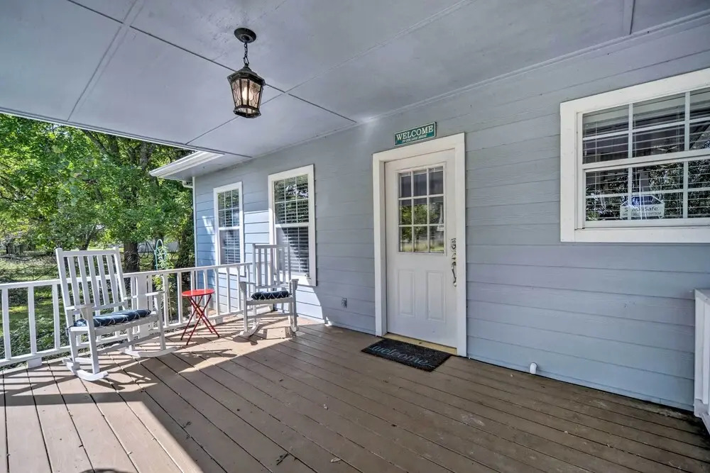 'the Petite Lake House' in Seguin w/ Patio!