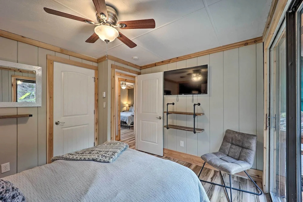 1 Mi to Skiing: Beech Mountain Condo w/ Fireplace!