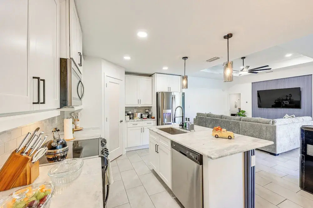 Poolside Oasis & Outdoor Kitchen: Cape Coral Home