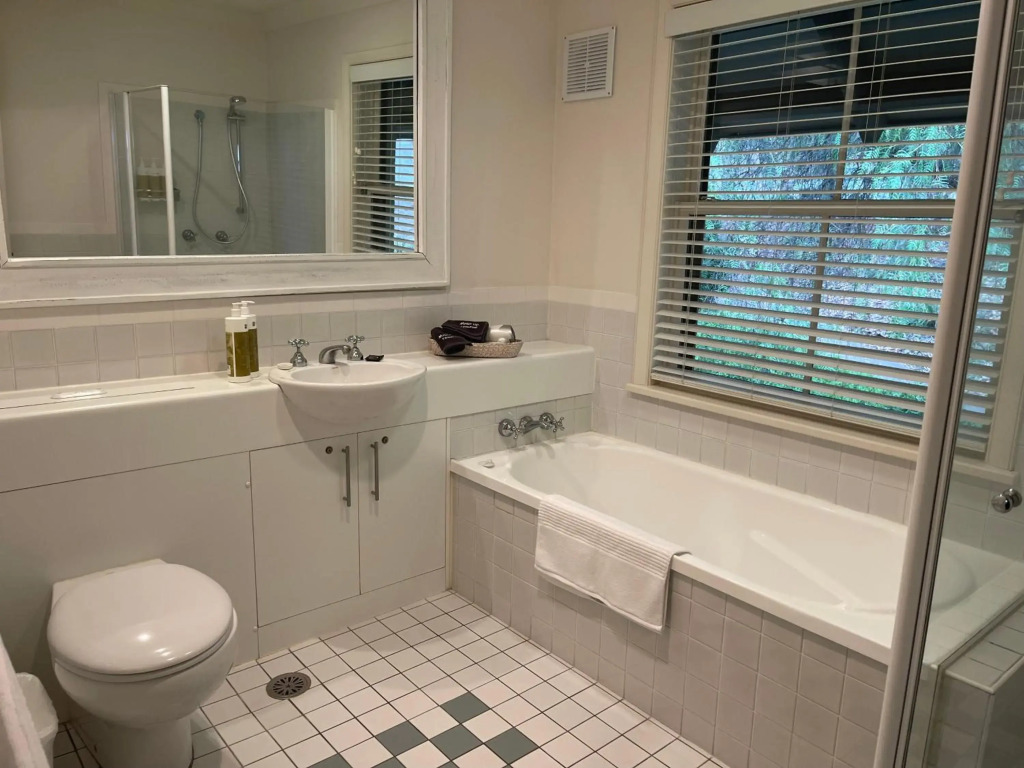 Villa Provincial Cypress Lakes Resort - 2 Bedrooms, 2 Private Ensuites, KING or SINGLE BEDS