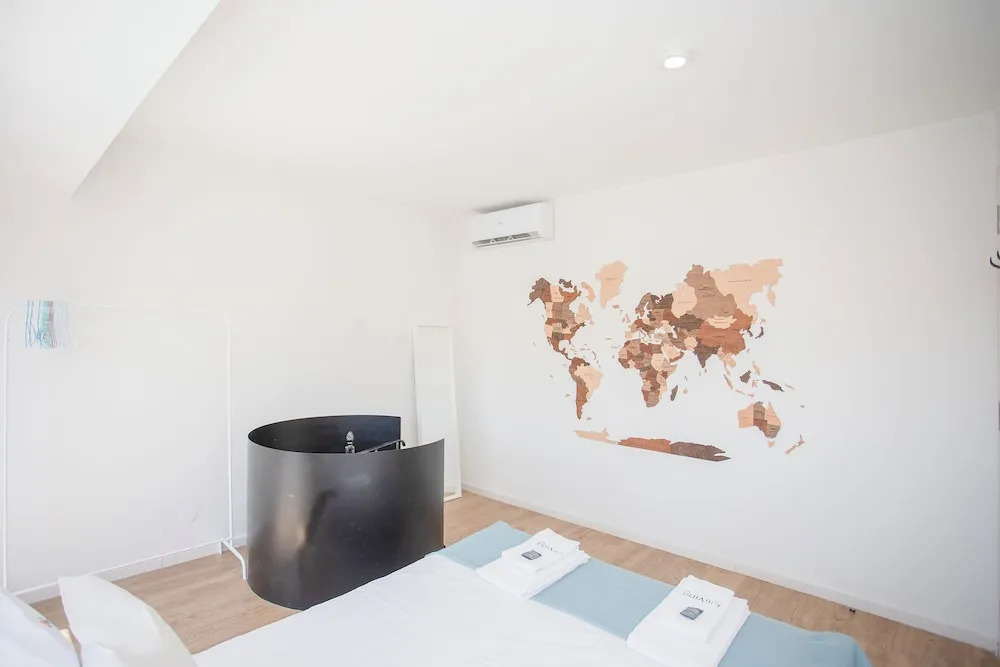 Liiiving - Downtown Balcony Apartment