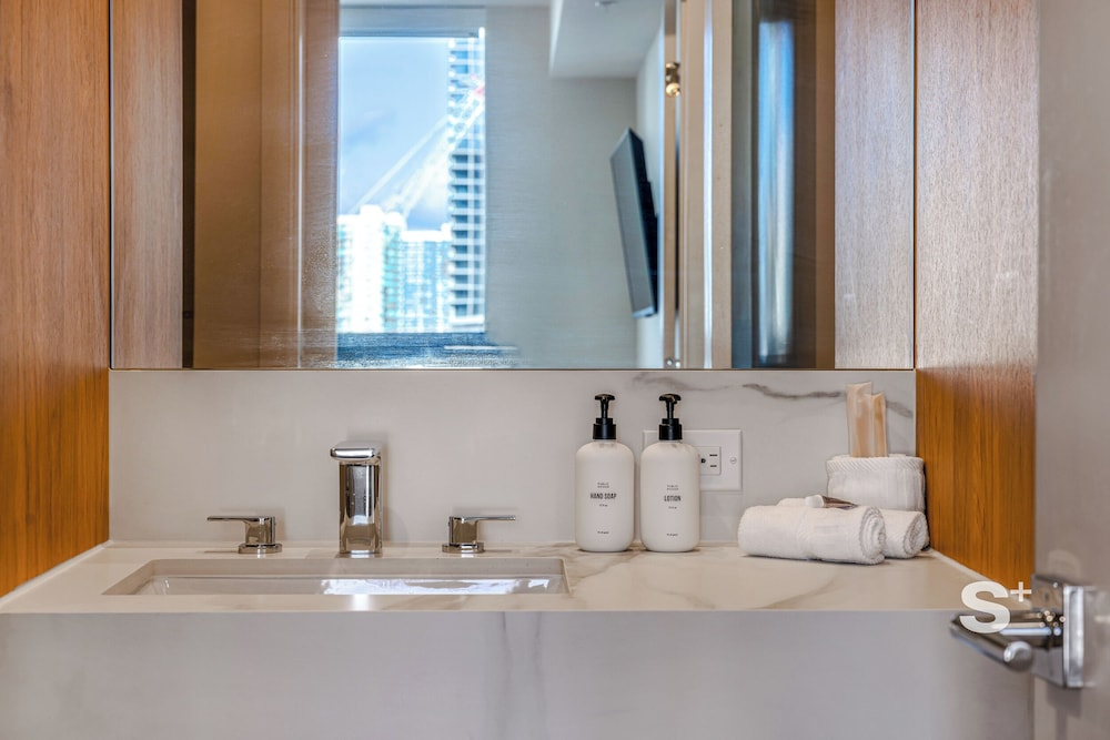 Modern and Cozy 1-BD- Rooftop pool & Gym