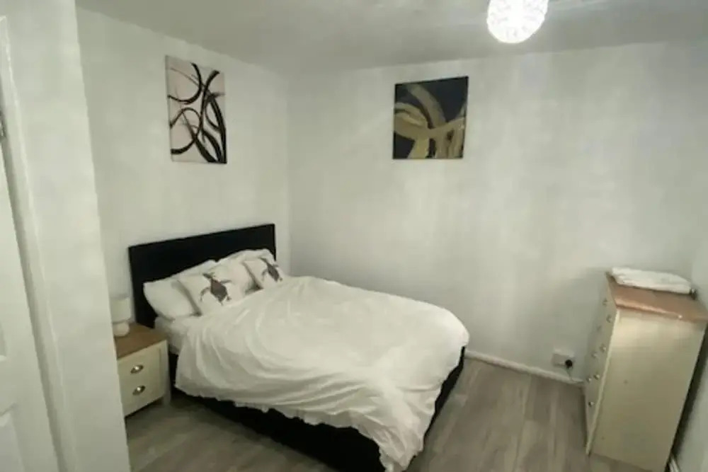 2 Bed - Sleeps 4 - With Parking