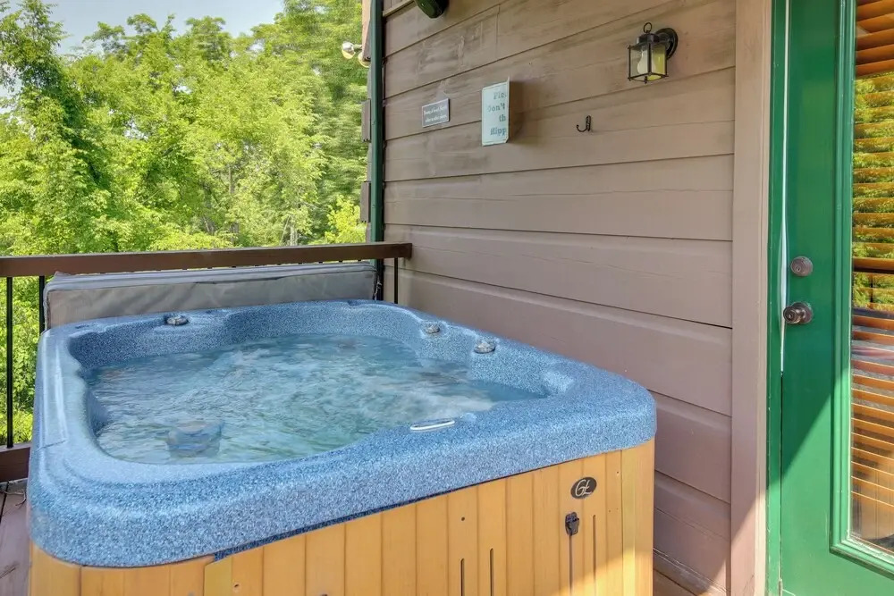 Sevierville Cabin w/ Hot Tub & Mountain-view Deck