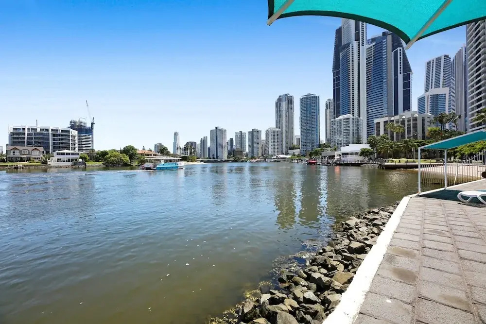 Stylish 2-bed in Surfers Paradise With River Views