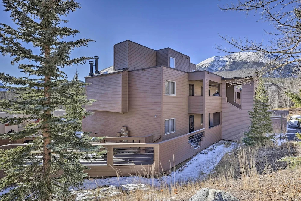 Condo w/ Views & Hot Tub Access in Silverthorne!