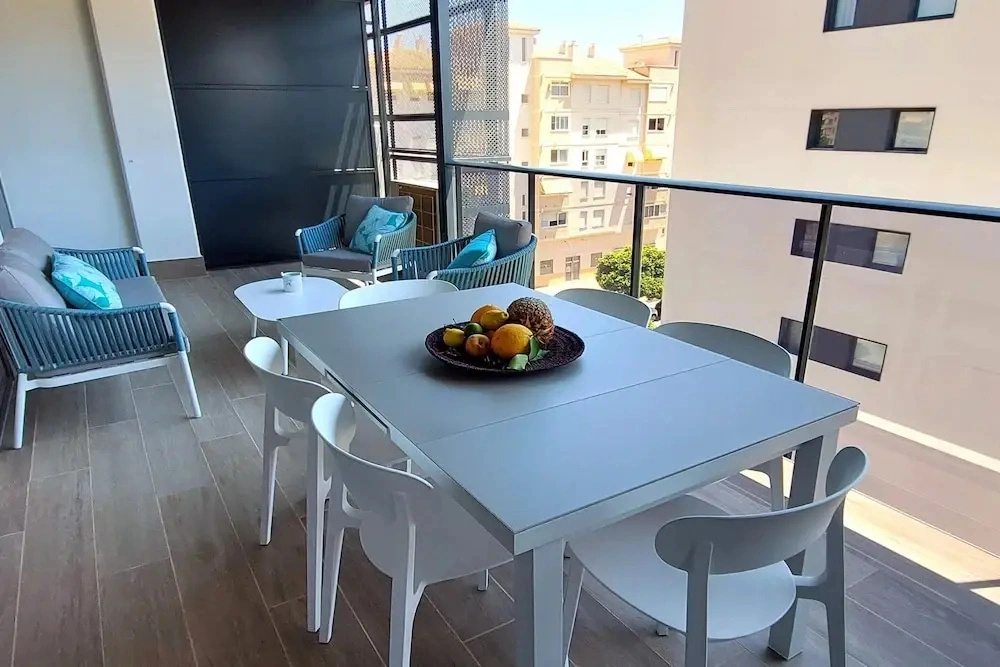 Flat in Villajoyosa with Sea Views & Pool