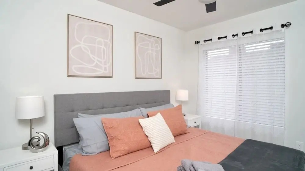 Beautiful 5-bdrm Vacation Home W/heated Pool !
