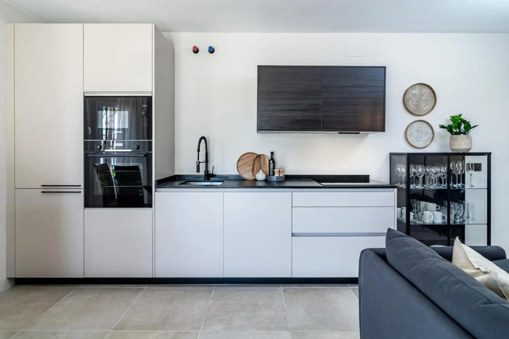 LNM17- Modern 1 bed flat, close to beach and port